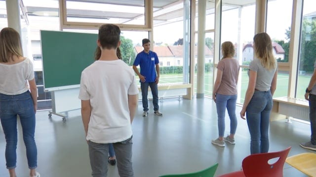 Preview image for the video "Position der Ruhe. Regenbogen malen und Wolken teilen".