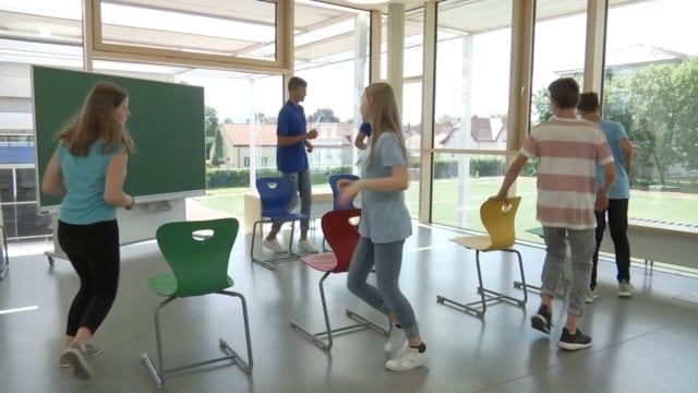 Preview image for the video "Um den Sessel - gehen".