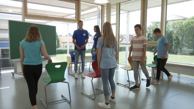 Preview image for the video "Um den Sessel - springen".