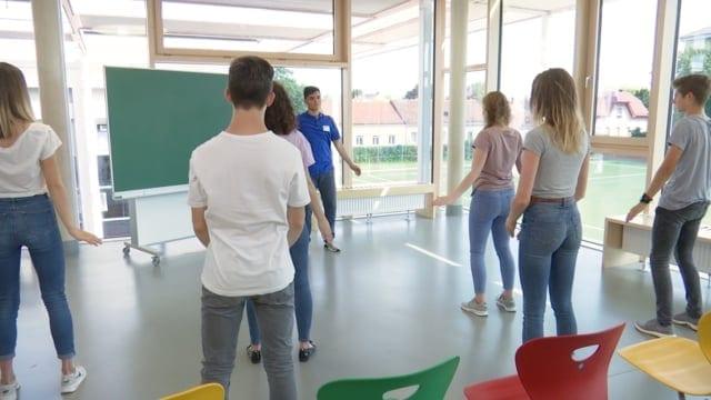 Preview image for the video "Position der Ruhe. Rudern auf einem ruhigem See und Wasser schöpfen".