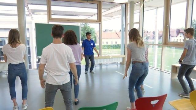 Preview image for the video "Position der Ruhe. Kraft wecken und fliegender Adler".