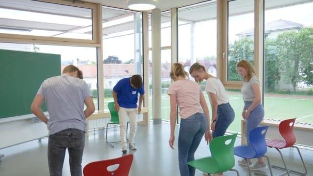 Preview image for the video "Yoga-S’cool. Werde aktiv und wach".