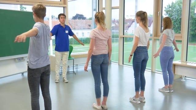 Preview image for the video "Yoga-S’cool. Krieger1 und Krieger2".