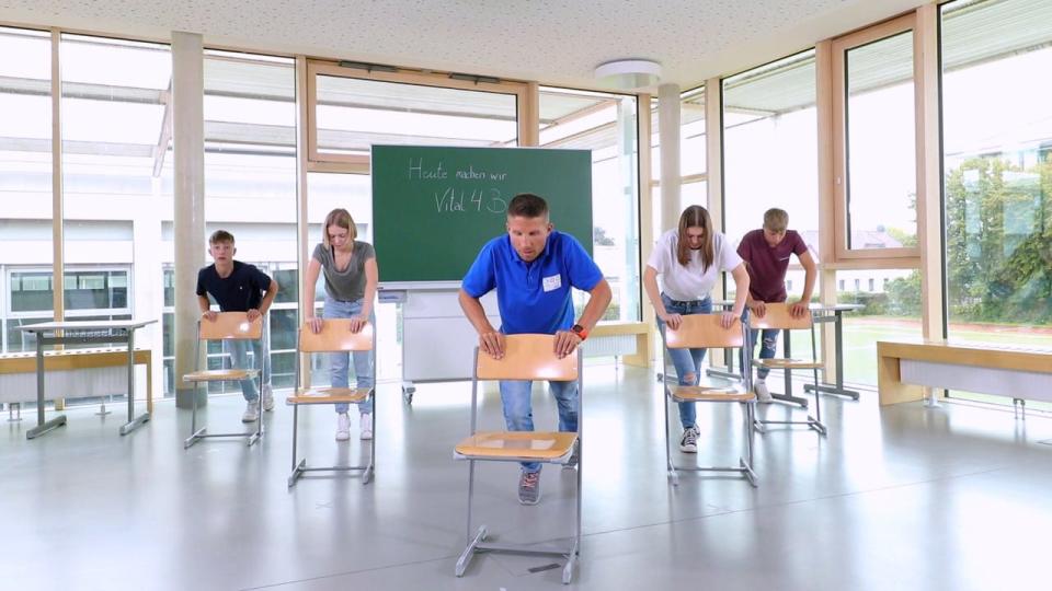 Preview image for the video "Muscle Kid".