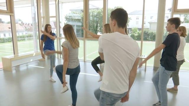 Preview image for the video "Tennisspielen".